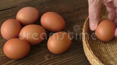 木桌上篮子里的棕色鸡蛋，鸡蛋